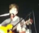  Gabriel Kane, le fils d'Isabelle Adjani, chante lors d'un concert de charité à New York en novembre 2011 