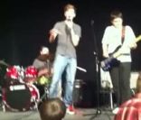  Gabriel Kane, fils d'Isabelle Adjani, dévoile ses talents de rappeur pendant un concert de charité à New York en novembre 2011 