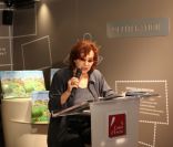 Marlène Jobert entame une lecture de contes à la librairie  Le Carré d'Encre , à Paris, le samedi 26 novembre 2011.
