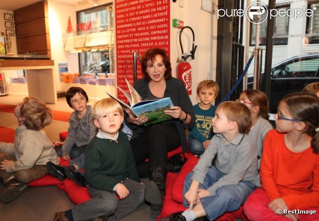 Marlène Jobert pose en compagnie d'enfants à la librairie  Le Carré d'Encre , à Paris, le samedi 26 novembre 2011.