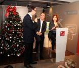 Marlène Jobert, ici avec Fabien Lecoeuvre, pose à la librairie  Le Carré d'Encre , à Paris, le samedi 26 novembre 2011.