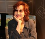 Marlène Jobert, écrivaine de contes pour enfants, pose à la librairie  Le Carré d'Encre , à Paris, le samedi 26 novembre 2011.