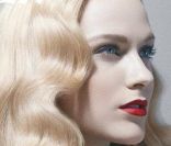 Naomi Watts sort son regard revolver et sa bouche pulpeuse habillée d\'un rouge flamboyant pour faire la Une du LA Times. Mai 2011.<br />