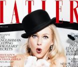 Avril 2011 : Naomi Watts est immortalisée sur papier glacé en train de prendre un bain moussant, chapeau à la Charlie Chaplin sur la tête. <br />