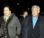 Dominique Strauss-Kahn et Anne Sinclair célèbrent leur 20e anniversaire de mariage en allant voir  Intouchables  au cinéma, à Paris, le 26 novembre 2011.