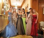 Les débutantes sont en joie : La princesse Charlotte de Bourbon, Eliza Fraser, Tanyatip Chearavanon, Shaiyra Devi, Oriane Piccard et Charlotte Dawnay lors du Bal des débutantes le 26 novembre 2011