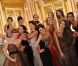 Les débutantes 2011 : Tanyatip Chearavanont, Marie-Sarah Carcassone, Atlanta de Cadenet Taylor, Flora Collins, Tallulah Willis, Margaret Qualley, Leana Mallya, Vivian CHou, Elizabeth Woodward, Misha et Teresa Horne, comtesse Olimpia Emo Capodilista, Guiomar Perez de Guzman de Leon, Princess Charlotte de Bourbon, Massara Ojjeh, Charlotte Dawnay, Oriane Piccard, Hikari Mori, Remy Fisher , Eliza Fraser, Shaiyra Devi Kapurthala, Alexandra Spencer, Lidia Buryak.