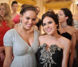 Atlanta de Cadenet Taylor en Chanel Haute Couture et Tallulah Willis en Lanvin lors du Bal des débutantes le 26 novembre 2011