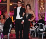 Tallulah Willis superbe au bras de son cavalier Milan Orban lors du Bal des débutantes le 26 novembre 2011
