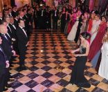Belle ambiance lors du Bal des débutantes le 26 novembre 2011 à l'Hôtel de Crillon à Paris. Tallulah Willis a ouvert le bal avec son père Bruce 