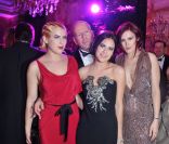 Bruce Willis et ses filles Tallulah, Scout LaRue et Rumer lors du Bal des débutantes le 26 novembre 2011