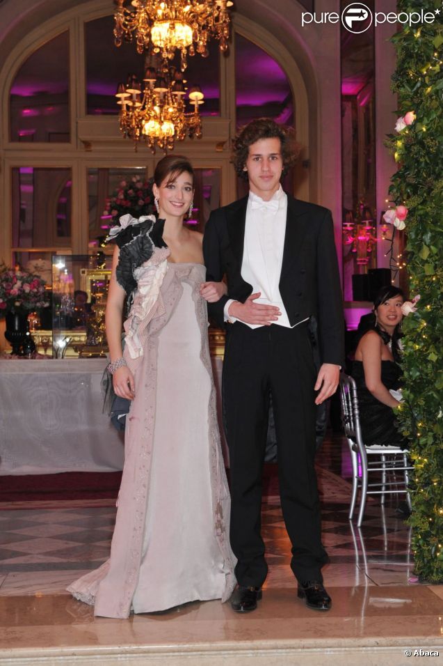 Oriane Piccard et Victor Belmondo lors du Bal des débutantes à Paris le 26 novembre 2011