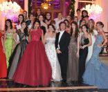 Stéphane Bern entouré des débutantes : Tanyatip Chearavanont, Marie-Sarah Carcassone, Atlanta de Cadenet Taylor, Flora Collins, Tallulah Willis, Margaret Qualley, Leana Mallya, Vivian CHou, Elizabeth Woodward, Misha et Teresa Horne, comtesse Olimpia Emo Capodilista, Guiomar Perez de Guzman de Leon, Princess Charlotte de Bourbon, Massara Ojjeh, Charlotte Dawnay, Oriane Piccard, Hikari Mori, Remy Fisher , Eliza Fraser, Shaiyra Devi Kapurthala, Alexandra Spencer, Lidia Buryak.
