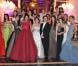 Stéphane Bern entouré des débutantes : Tanyatip Chearavanont, Marie-Sarah Carcassone, Atlanta de Cadenet Taylor, Flora Collins, Tallulah Willis, Margaret Qualley, Leana Mallya, Vivian CHou, Elizabeth Woodward, Misha et Teresa Horne, comtesse Olimpia Emo Capodilista, Guiomar Perez de Guzman de Leon, Princess Charlotte de Bourbon, Massara Ojjeh, Charlotte Dawnay, Oriane Piccard, Hikari Mori, Remy Fisher , Eliza Fraser, Shaiyra Devi Kapurthala, Alexandra Spencer, Lidia Buryak.