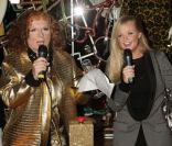 Emma Bunton et Jennifer Saunders s'apprêtent à allumer la boutique Stella McCartney, située 30 Bruton Street à Londres, le 29 novembre 2011.
