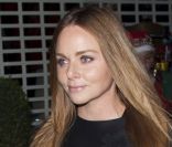 Fraîchement récompensée aux British Fashion Awards, Stella McCartney inaugurait les illuminations de sa vitrine à Londres, le 29 novembre 2011.