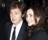 Paul McCartney et sa femme Nancy Shevell arrivent à la boutique Stella McCartney à Londres, le 29 novembre 2011.