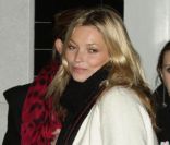 Kate Moss était également de la partie, venant soutenir son amie Stella McCartney pour l'illumination de sa boutique. Londres, le 29 novembre 2011.