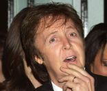 Un Paul McCartney d'humeur joueuse était à l'illumination de la boutique Stella McCartney à Londres, le 29 novembre 2011.