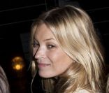 Le top model Kate Moss à Londres pour l'illumination de la boutique Stella McCartney. Le 29 novembre 2011.