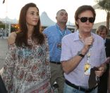 Sir Paul McCartney et son épouse Lady Nancy étaient mi-novembre à Abu  Dhabi au moment où s'y courait le Grand Prix de Formule 1, le 13  novembre 2011. Macca reprenait à cette date le cours de sa tournée.