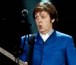 Paul McCartney au micro d'Anthony Martin pour RTL, dans sa loge juste avant le concert de Bercy, à Paris, le 30 novembre 2011. 
