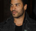Lenny Kravitz fait chevalier dans l'ordre des Arts et des Lettres au ministère de la Culture à Paris, le 30 novembre 2011.