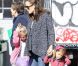 Jennifer Garner emmène ses filles Violet et Seraphina à leur cours de danse, samedi 3 décembre 2011, à Los Angeles