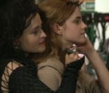 Emma Watson et Helena Bonham Carter dans les bonus du DVD  Harry Potter et les reliques de la mort - Partie 2 , sorti en novembre 2011.