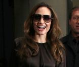 Angelina Jolie, souriante et très en beauté à la sortie du Mandarin Oriental. New York, le 5 novembre 2011.