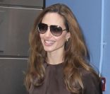 L\'actrice et réalisatrice Angelina Jolie, renversante de beauté et de style, retrouve le sourire après l\'attaque virulente dont elle a fait l\'objet. New York, le 5 novembre 2011.