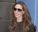 L'actrice et réalisatrice Angelina Jolie, renversante de beauté et de style, retrouve le sourire après l'attaque virulente dont elle a fait l'objet. New York, le 5 novembre 2011.