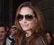 Inséparable de ses lunettes aviateur, Angelina Jolie était rayonnante de beauté à la sortie de son hôtel à New York, le 5 novembre 2011.