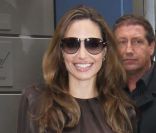 C\'est dans une robe Stella McCartney et des chaussures crèmes, portées avec un sac noir Ralph Lauren qu\'Angelina Jolie a été aperçue à la sortie du Mandarin Oriental à New York, le 5 novembre 2011.