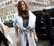 La comédienne Jessica Biel ose le manteau ceinturée Oscar De La Renta pour se rendre au défilé du même créateur, prouvant qu'elle peut être une modeuse de premier rang. New York en février 2010. 