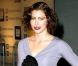 L'actrice Jessica Biel rate le coche avec son top mauve pâle à Los Angeles en mars 2003. 