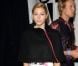Malgré le beau pantalon évasé, l'actrice Jessica Biel effectuait en novembre 2001 un fashion fail avec une mini cap au zip rose et des sandales.  
