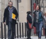 Bradley Cooper découvre les rues alentours d'un appartement qu'il vient de visiter le 28 novembre 2011 à Paris