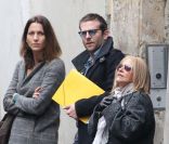 Bradley Cooper et sa maman Gloria prenne la température de la rue alors qu'ils cherchent un appartement dans le Quartier Latin le 28 novembre 2011 à Paris
