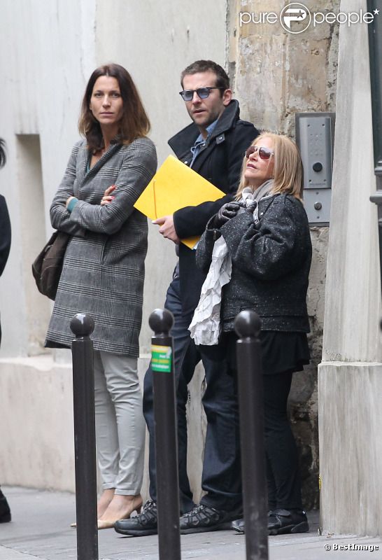 Bradley Cooper et sa maman Gloria prenne la température de la rue alors qu'ils cherchent un appartement dans le Quartier Latin le 28 novembre 2011 à Paris