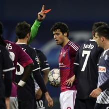 Le Croate Leko se fait expulser sous les yeux de Yoann Gourcuff  au cours du match entre L'Olympique Lyonnais et le Dinamo Zagreb (7-1) le 7 décembre 2011 à Zagreb<br />