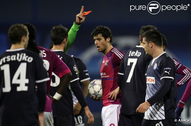Le Croate Leko se fait expulser sous les yeux de Yoann Gourcuff  au cours du match entre L'Olympique Lyonnais et le Dinamo Zagreb (7-1) le 7 décembre 2011 à Zagreb 