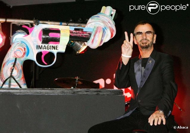 Ringo Starr inaugure sa version du célèbre  Knotted Gun  en hommage à John Lennon, assassiné il y a 31 ans, à Londres, le 8 décembre 2011.