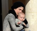 Selma Blair : son petit Arthur, de plus en plus à croquer, prend un bain de soleil à Los Angeles le 7 décembre 2011