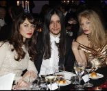 Olga Kurylenko, Olivier Theyskens, et Arielle Dombasle au dîner de charité parisien organisé au profit des enfants du Rwanda. Le 10 décembre 2011