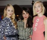 Caroline Sieber entourée des soeurs Courtin au dîner de charité parisien organisé au profit des enfants du Rwanda. Le 10 décembre 2011