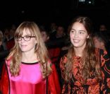 Isabelle Carré et Marie-Ange Casta à l\'avant-première <em>Des vents contraires</em> à Paris, le 12 décembre 2011.