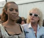 Danyellah et Michel Polnareff, entourés de Nicole et Gilbert Coullier ainsi que de Nicolas Sarkozy, le 14 juillet 2007.