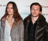 Karole Rocher et un ami, à  l'avant-première d'Une vie meilleure, à Paris le 15 décembre 2011.