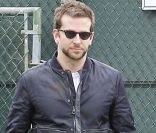 Bradley Cooper, en tenue décontractée, va faire du tennis avec sa maman Gloria, le samedi 17 décembre 2011.